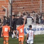 Primera C: la barra de Claypole cruzó la cancha para agredir a los dirigentes de Berazategui y un hombre en silla de ruedas quedó en medio del ataque