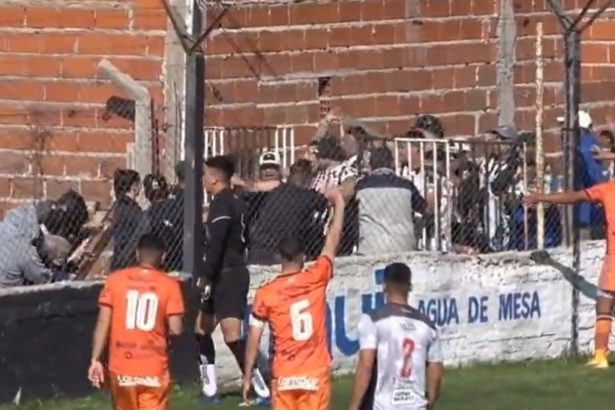 Primera C: la barra de Claypole cruzó la cancha para agredir a los dirigentes de Berazategui y un hombre en silla de ruedas quedó en medio del ataque