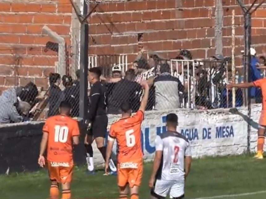 Primera C: la barra de Claypole cruzó la cancha para agredir a los dirigentes de Berazategui y un hombre en silla de ruedas quedó en medio del ataque