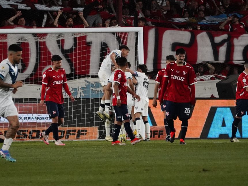 Vélez va por todo: eliminó a Independiente y se clasificó a la semifinal de la Copa Argentina