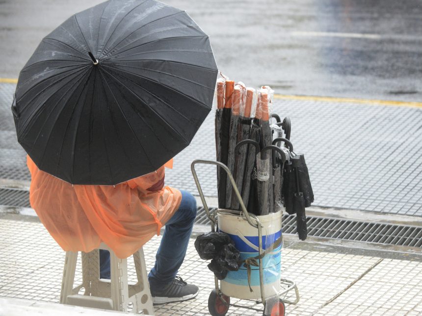 Clima en la Argentina: hay lloviznas en Buenos Aires y alertas meteorológicas desde Jujuy hasta las Islas Malvinas