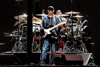 Eric Clapton mostró su magia en Vélez, con rock, blues y poncho en una noche llena de extraordinarios héroes de la guitarra