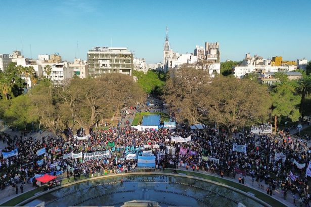 Marcha universitaria: fue masiva en Mendoza, con participación de funcionarios del gobierno de Alfredo Cornejo