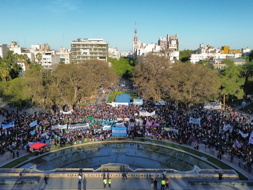 Marcha universitaria: fue masiva en Mendoza, con participación de funcionarios del gobierno de Alfredo Cornejo