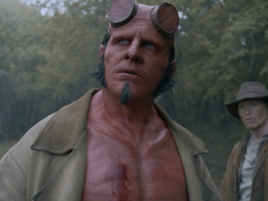 Hellboy: The Crooked Man es más terrorífica que de acción, pero es todo un disparate