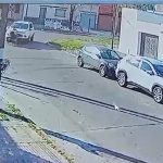 Cruzaba la calle en silla de ruedas y lo atropelló una camioneta: buscan al conductor