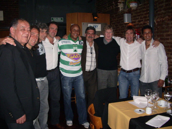 En 2009, Khumalo volvió como embajador del Mundial 2010 y se reunió con sus excompañeros de Ferro. Foto: Archivo Clarín