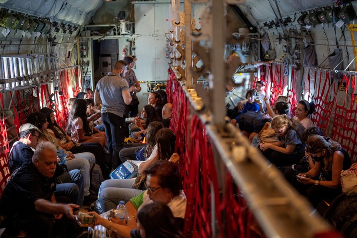 Avión de la Fuerza Aérea de Chipre lleva a sus ciudadanos evacúa a ciudadanos griegos y libaneses. Foto: REUTERS