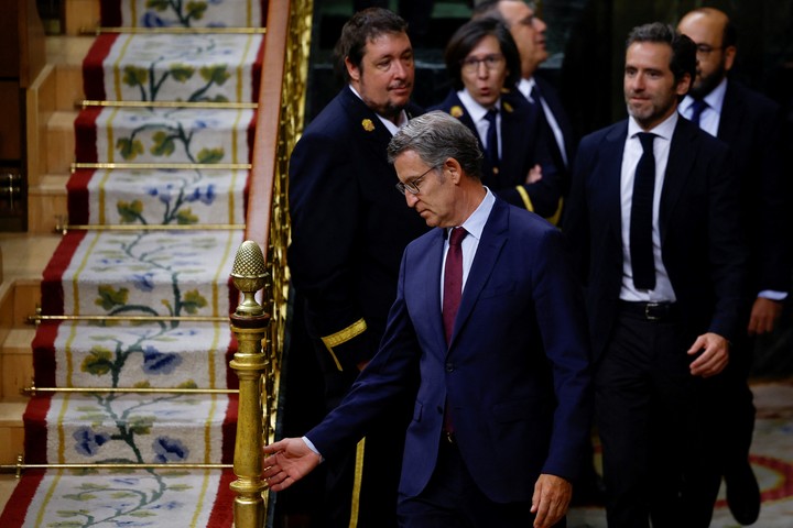 Alberto Núñez Feijóo llega a ​la Cámara. Foto: Reuters