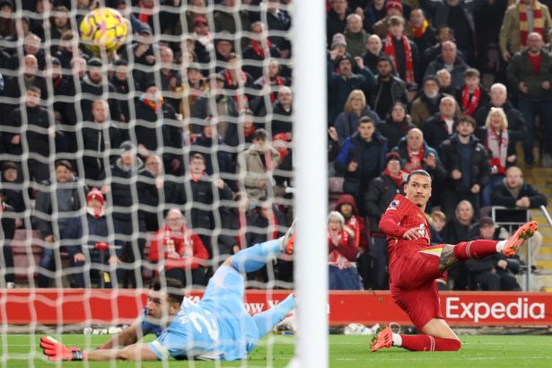 Dibu Martínez sufre otra derrota: Aston Villa cae ante Liverpool