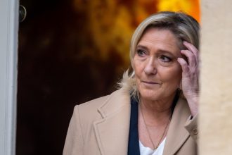 Marine Le Pen amenaza con censura si el gobierno no ajusta el presupuesto