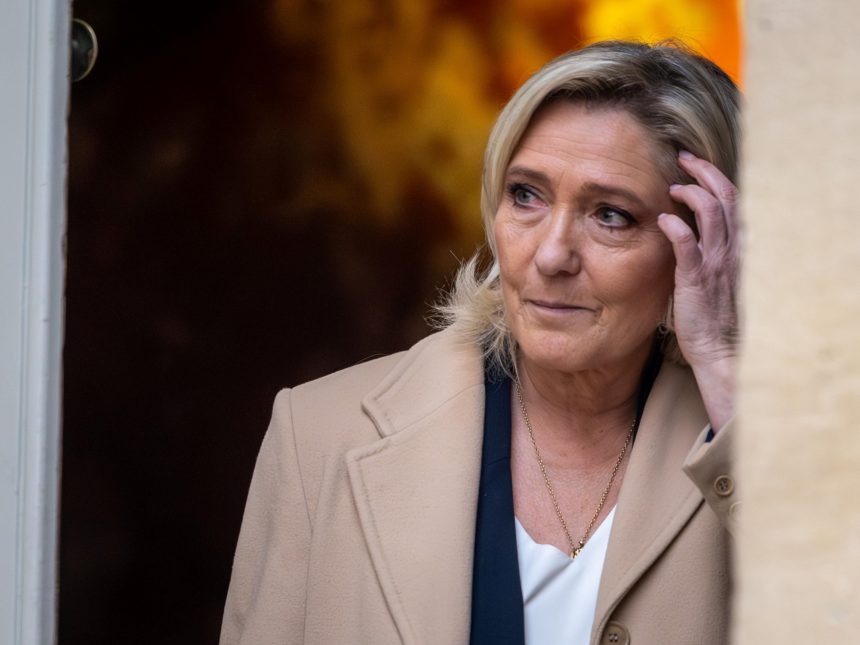 Marine Le Pen amenaza con censura si el gobierno no ajusta el presupuesto