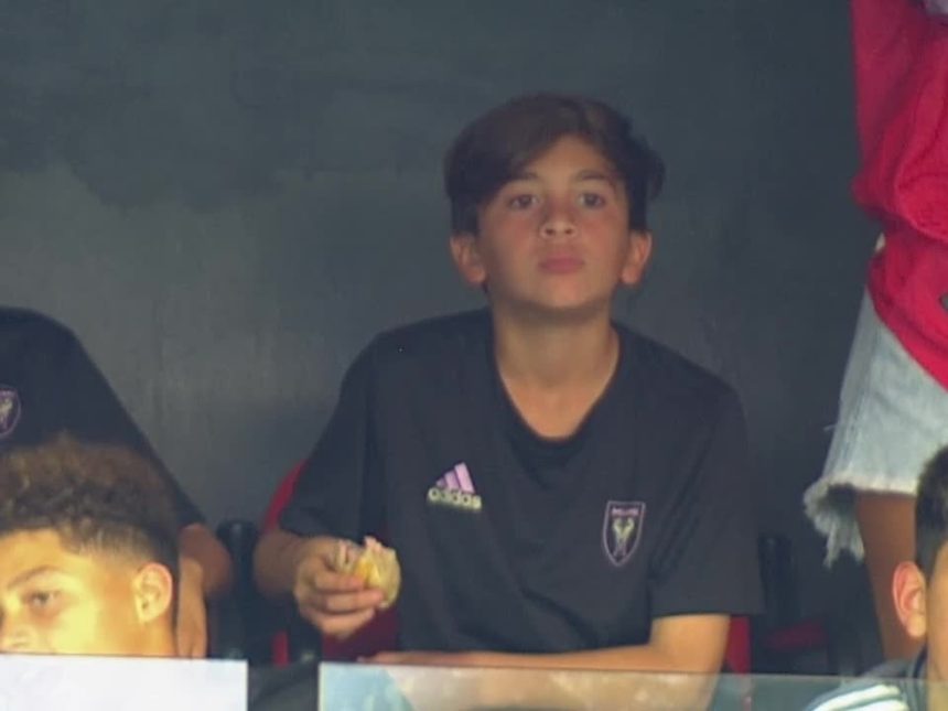 Thiago Messi celebra la victoria de Newell’s con amigos y fútbol