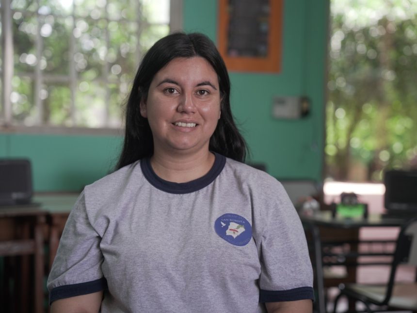 Docente transforma escuelas rurales con taller de computación