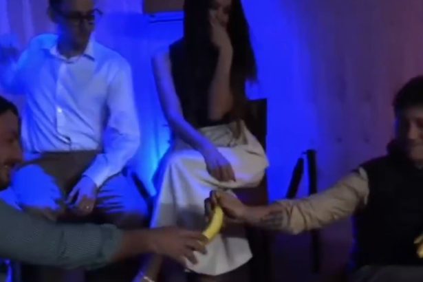 Santiago Caputo debuta en vivo: Misa del Gordo Dan y bananas