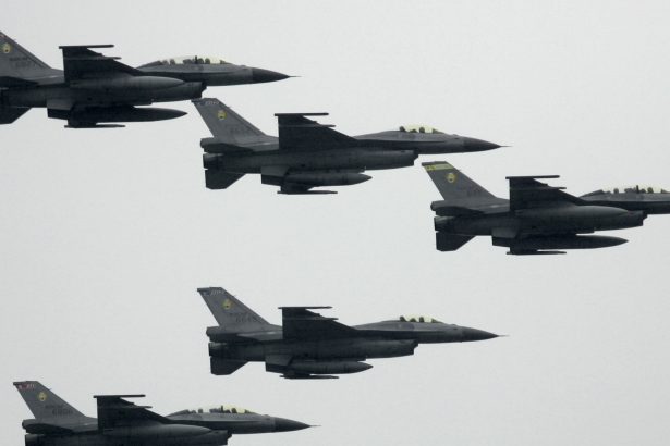 EE.UU. refuerza defensa de Taiwán con F-16 y radares ante China