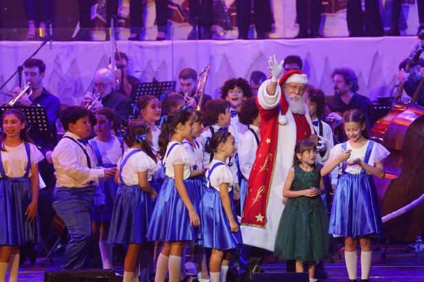 ¡Imperdible! Las cantantes de Frozen brillan en la Navidad del cine