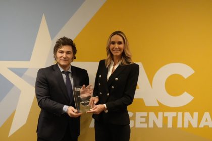 Javier Milei se mostró con Lara Trump y los oradores de la conferencia conservadora que cerrará este miércoles