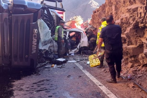 Tragedia en Mendoza: murió un chofer al volcar con su camión en la ruta y aplastar a un auto donde viajaba una familia que quedó atrapada