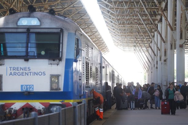 Más barato que el micro y con el encanto de la primera vez en la playa: cómo es ir en tren a Mar del Plata y cuánto se tarda