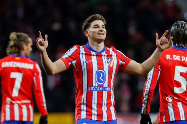 El golazo de Julián Álvarez en la Champions: la puso en un ángulo para Atlético de Madrid y fue un calco de uno que hizo en el Mundial de Qatar