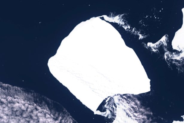 El gigantesco iceberg de la Antártida se dirige al Atlántico Sur
