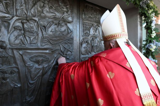 El Papa inaugura Puerta Santa en cárcel romana: un acto de redención