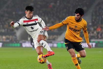 Manchester United cae ante Wolverhampton: Martínez y Garnacho en crisis