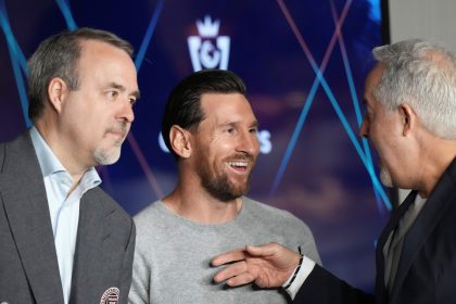 Messi sonríe desde la banca: su reacción al golazo de Suárez