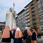 El Papa Francisco muestra mejoría en su salud, pero el pronóstico es incierto