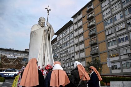 El Papa Francisco muestra mejoría en su salud, pero el pronóstico es incierto