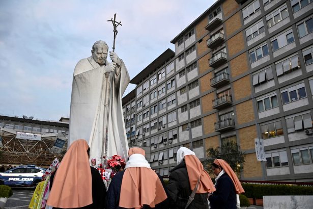 El Papa Francisco muestra mejoría en su salud, pero el pronóstico es incierto