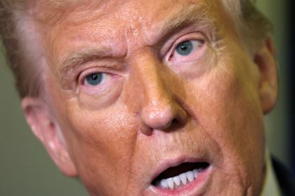 Trump revierte aranceles al acero y aluminio mientras Wall Street cae