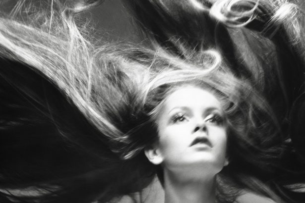 Twiggy: La Supermodelo Pionera del Look Andrógino y su Valor