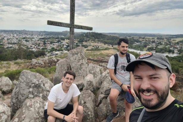 Las vacaciones fatídicas de tres amigos en Tandil: Un homenaje