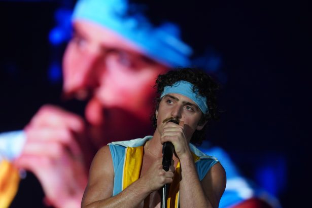 Benson Boone: La Revelación de Lollapalooza que Evoca a Freddie Mercury
