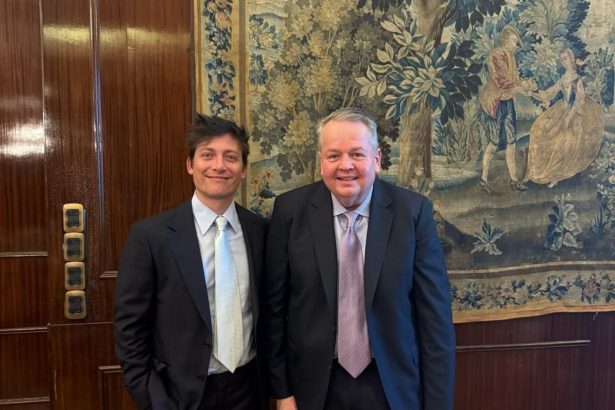 Santiago Caputo y Barry Bennet: Encuentro clave en la Casa Rosada