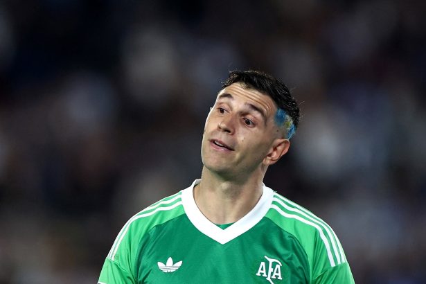 Dibu Martínez sorprende en Argentina-Brasil, pero Scaloni lo corrige