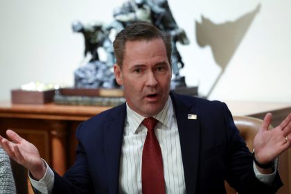 Escándalo del chat: Asesor de Trump admite su responsabilidad