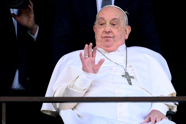 El Papa en Aislamiento: Buen Humor y Ejercicios para Recuperar la Voz
