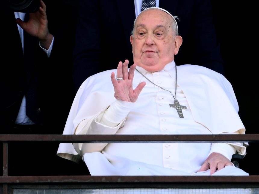 El Papa en Aislamiento: Buen Humor y Ejercicios para Recuperar la Voz