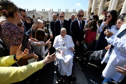 El Papa Francisco conmueve en San Pedro con solo cinco palabras