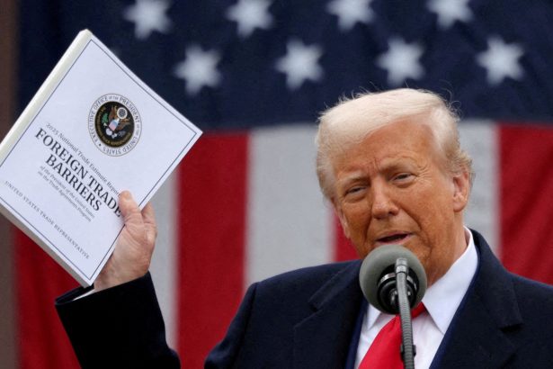 Americanos rechazan aranceles de Trump y critican su gestión inflacionaria