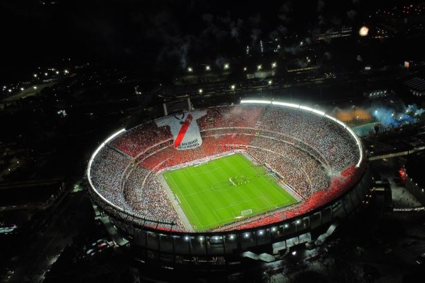 Reflexiones en River: Pasión y Estrellas del Fútbol se Unen