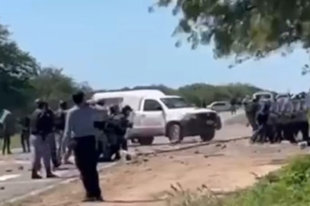 Impactante: Ambulancia embiste a policías en manifestación en Formosa