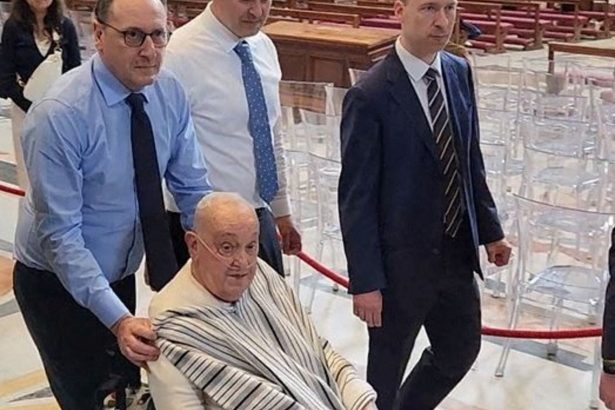 ¡Inesperado! El Papa Francisco sorprende en San Pedro con camiseta y poncho