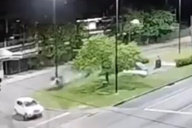 Impactante accidente en La Plata: auto choca contra poste de luz