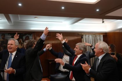 El Gobierno celebra el fin del cepo y reaviva la confrontación