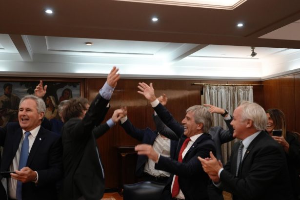 El Gobierno celebra el fin del cepo y reaviva la confrontación