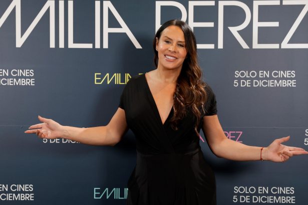 Karla Sofía Gascón: Supera la controversia y regresa al trabajo